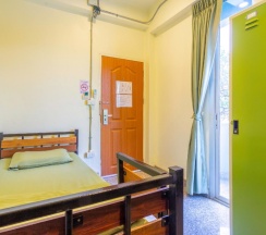 Кровать в общем номере в OYO 928 Leaf Hostel