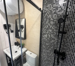 Двухместный Дом с террасой На берегу реки возле пирса с видом на реку двуспальная кровать в Semvoda