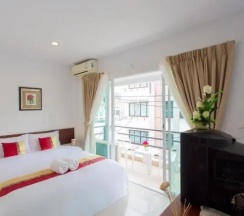 Двухместный номер с балконом двуспальная кровать в Nouveau Guesthouse