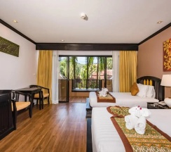 Двухместный номер с видом на бассейн двуспальная кровать в Princess Kamala Beachfront Hotel