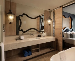 Четырёхместный семейный номер Deluxe с балконом и с видом на горы в Avista Grande Phuket Karon - MGallery