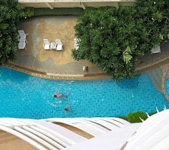 Двухместный номер Deluxe с видом на бассейн двуспальная кровать в Phu View Talay Resort