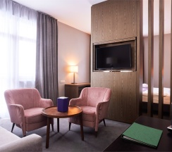 PANORAMA SUITE с одной двуспальной кроватью, видом на горы и диваном-кроватью в гостиной зоне (с 2 балконами) в Green flow