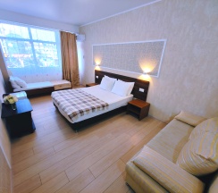 Пятиместный Комфорт с балконом в Уральские самоцветы