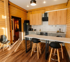 Четырёхместный коттедж Deluxe в Винни-Вилла