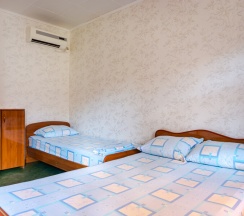 Трехместный номер стандарт с двухспальной и односпальной кроватями в Восход