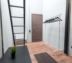 Номер с мансардным окном, двухспальной кроватью и небольшим диваном (Roof DBL) в Roof capsules