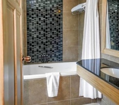 Двухместный номер Deluxe с видом на озеро двуспальная кровать в Nora Lakeview Hotel