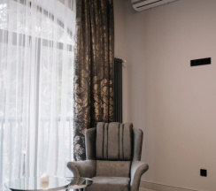Вилла с балконом и с красивым видом из окна в Residence Village