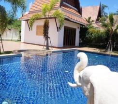 Трёхместная вилла Deluxe с 4 комнатами в VIP Chain Resort Pool Villa