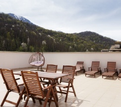 Представительский люкс с джакузи и террасой в Кортъярд Марриотт Сочи Красная Поляна