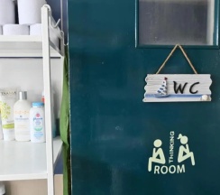 Кровать в общем номере с балконом и с красивым видом из окна в Lemongrass Hostel
