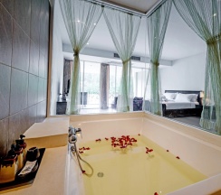 Двухместный люкс Deluxe с видом на бассейн двуспальная кровать в L'esprit de Naiyang Beach Resort