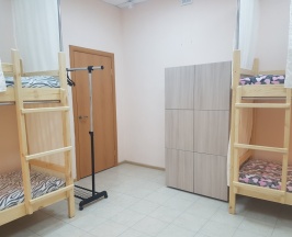 Кровать в общем номере (мужской номер) в Атмосфера