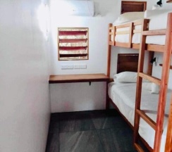 Кровать в общем номере в Club Fiji Resort