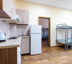 Кровать в 12-местном общем номере в Сириус