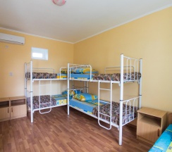 Номер эконом семейный с 1 односпальной и 1 двухъярусной кроватью в Лайнер