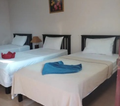 Трёхместный номер Deluxe с балконом в Phi Phi Jungle Hill Bungalow