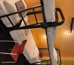 Кровать в мужском номере с 8 кроватями в Likehome