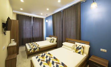 TWIN 211, 212 в Double L Hotel