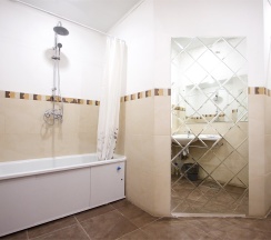 Полулюкс 4-х местный (2 двуспальные кровати или 1 двуспальная и 2 односпальные кровати) в Автодвор