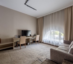 Трехместный двухкомнатный номер «ДЕЛЮКС» в Riverside Hotel
