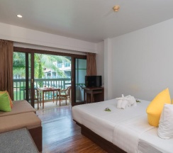 Двухместный номер Deluxe с балконом двуспальная кровать в The Briza Beach Resort Khaolak