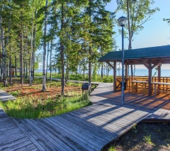 Коттедж стандарт с 2 односпальными и 2 двуспальными кроватями в На ладони