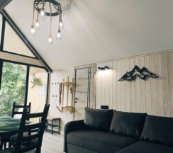 Коттедж с красивым видом из окна в Seven Lodge