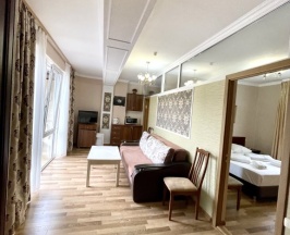 Шестиместный люкс с балконом и с красивым видом из окна в Арлиан