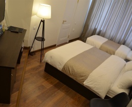 Стандарт трехместный с двуспальной и односпальной кроватью в Vladi Stay