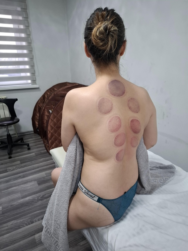 Үлкен бөкселері бар қыздардың жеке суреттері