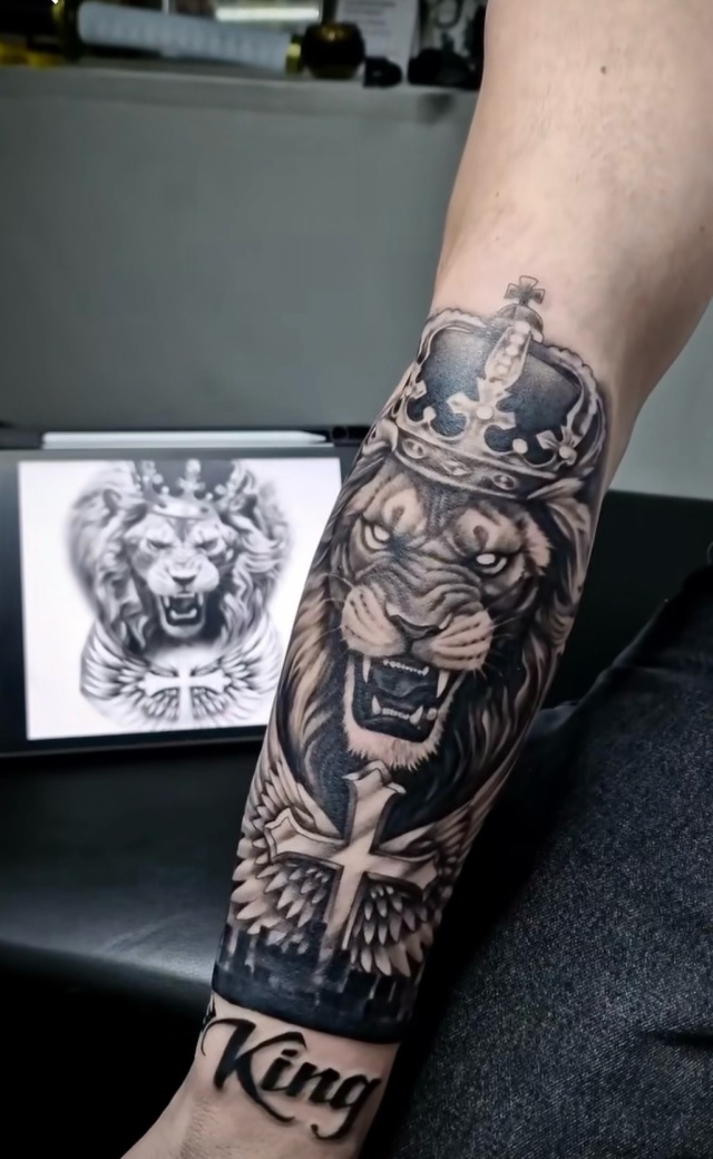 Тату на ухе - особенности - VeAn Tattoo