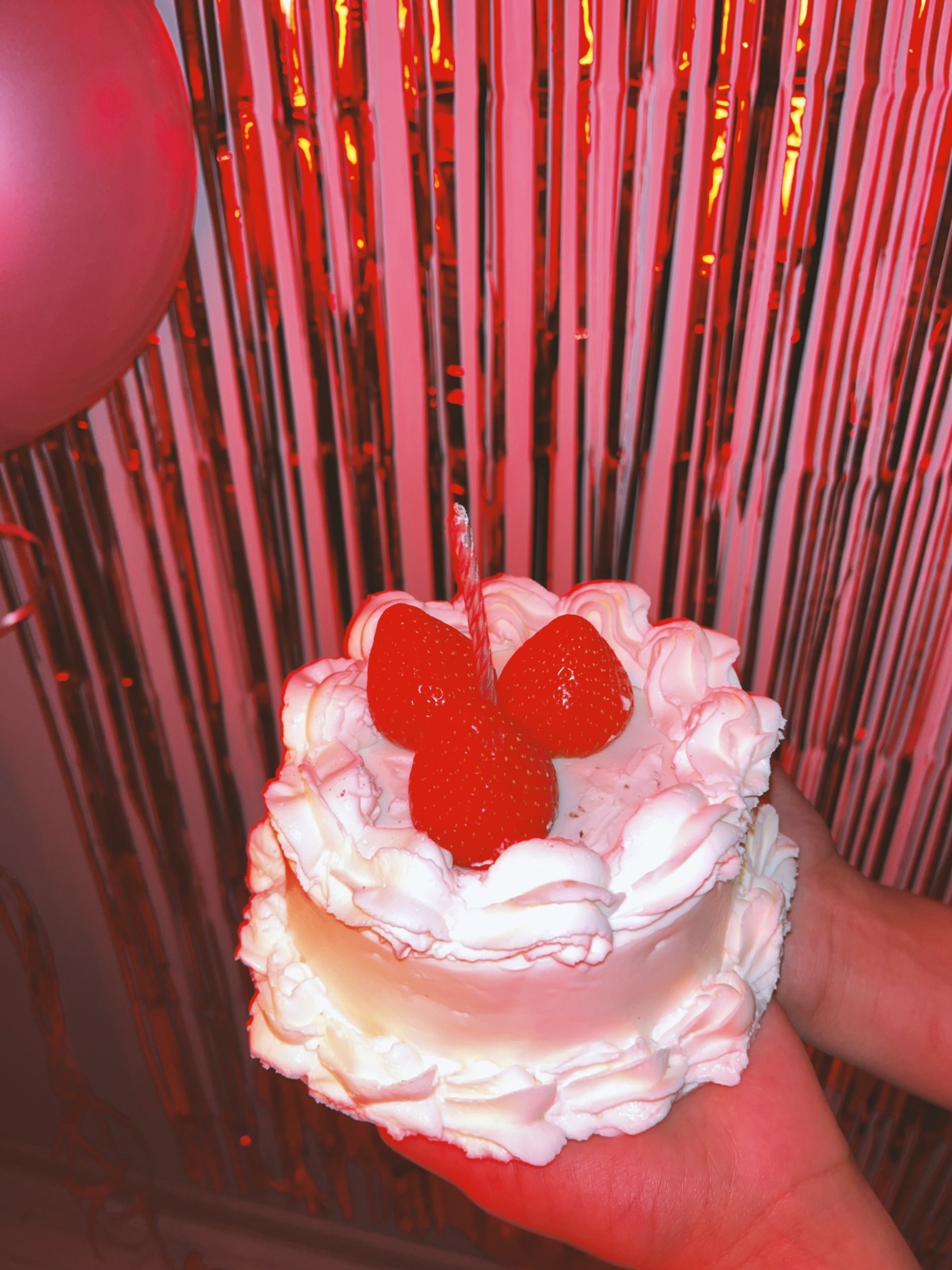 Мен оның аузына алып жатқанын видеоға түсірдім.