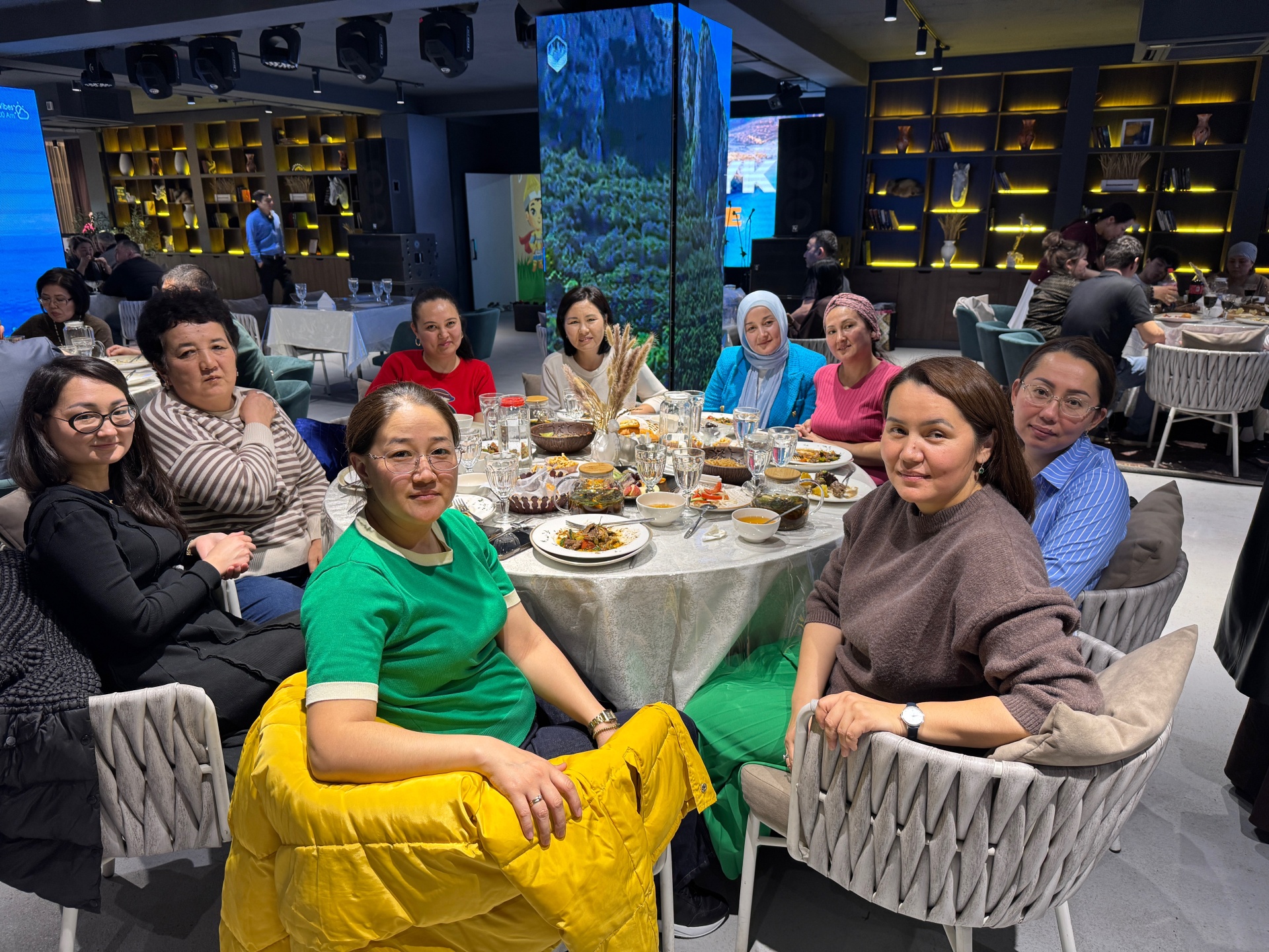 Джинсы киген үлкен бөкселері бар қыздардың фотосуреттері