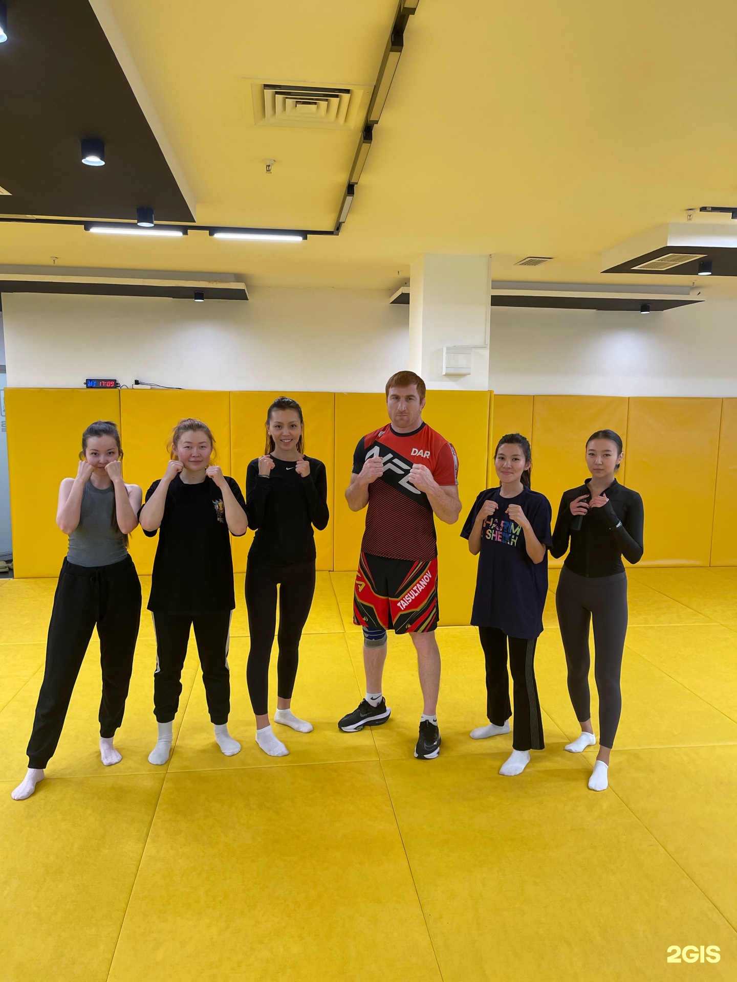 Порно тойдың куәгері қыздар трусисыз жүреді