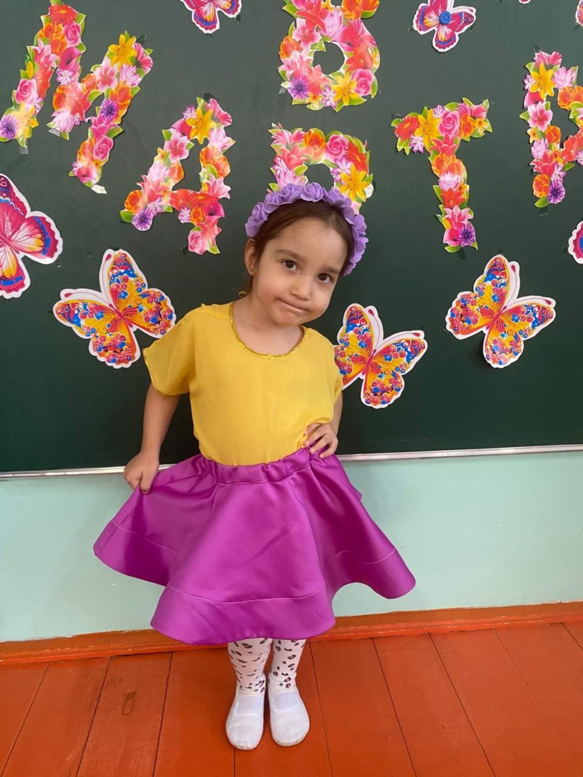 Көпшілік бір қызды ұрып жатыр Көпшілік бір қызды ұрып жатыр