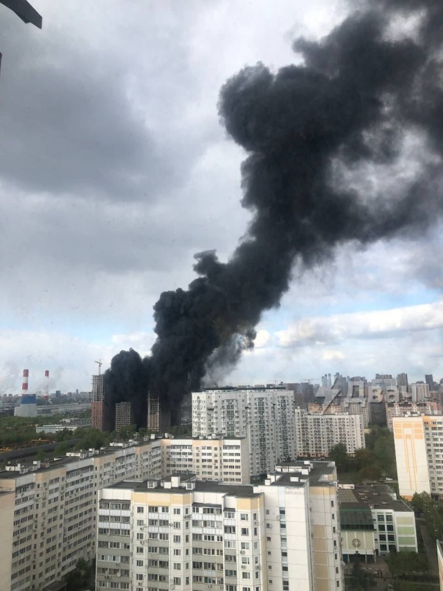 Пожар дома москва сегодня. Пожар в Москве Очаково-Матвеевское. Очаково-Матвеевское пик. Пожар в многоэтажном доме. Горящий многоэтажный дом.