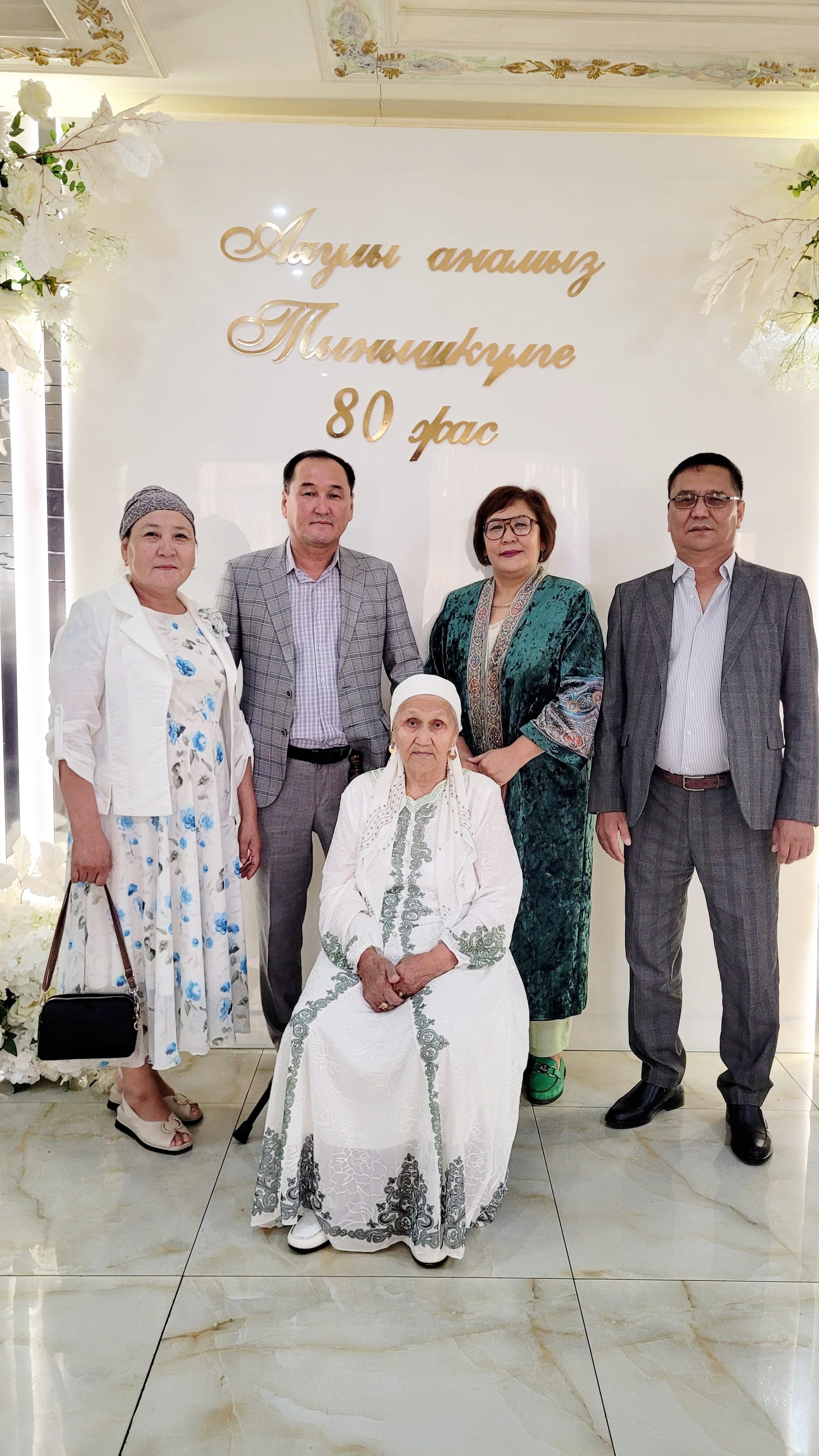 Минет видеосын беретін екі кеуделі сәбилер