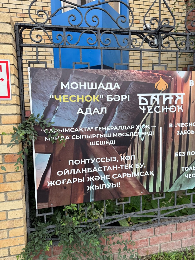 Спорттық шалбардағы жігітпен жыныстық қатынас DIY қозғалтқыш амортизаторы