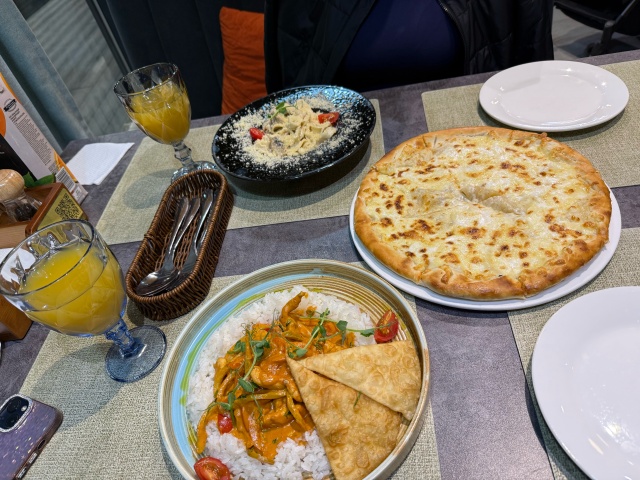 Әйелдердің аяқтары мен бөкселері