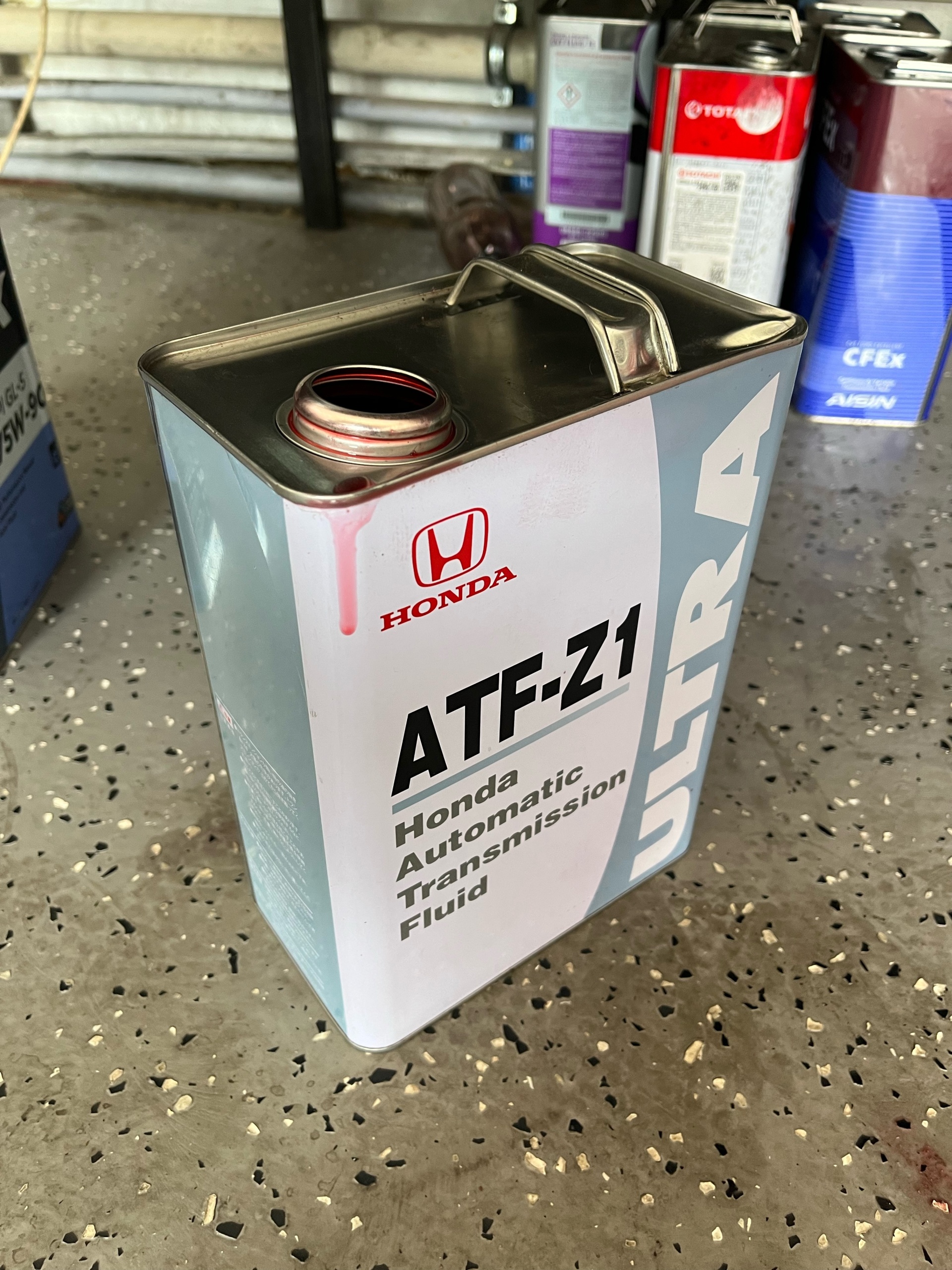 Жас жігіт сымбатты брюнетка мен аққұбамен көңілді