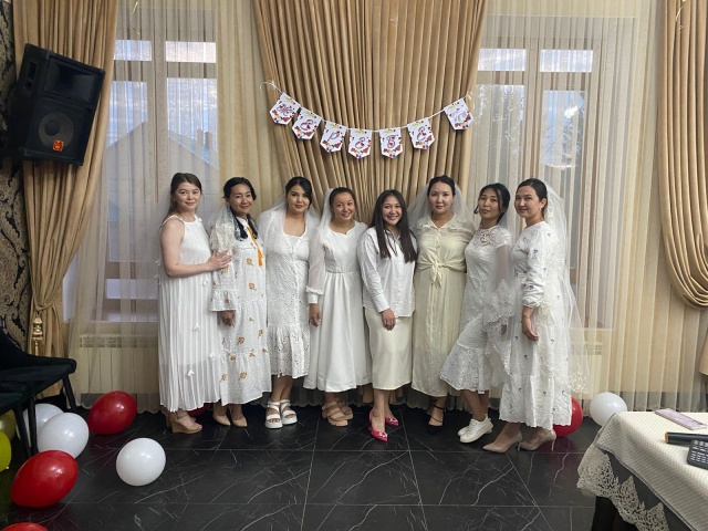 Үлкен сиськи, жопа, киска Үлкен кеуделі порно актриса