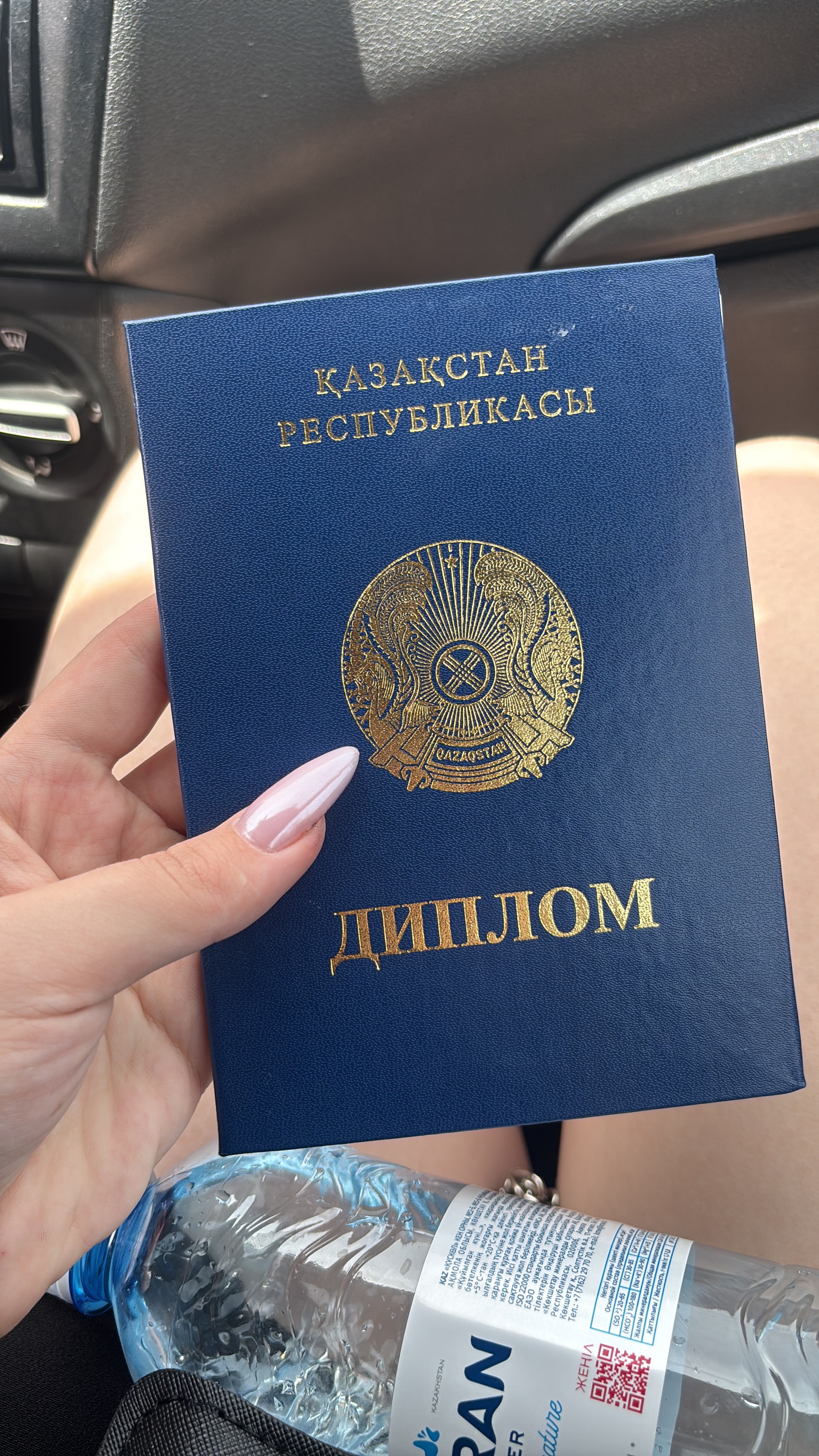 Жалаңаш әйел еркекті жұлқылайды