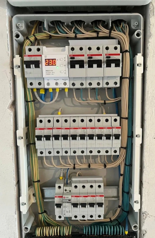 Распределительный щит для электропроводки. Сборка щита электрического. Сборка щитка в частном доме. Распределительный щиток 220 вольт. Сборка распределительного щита 220.