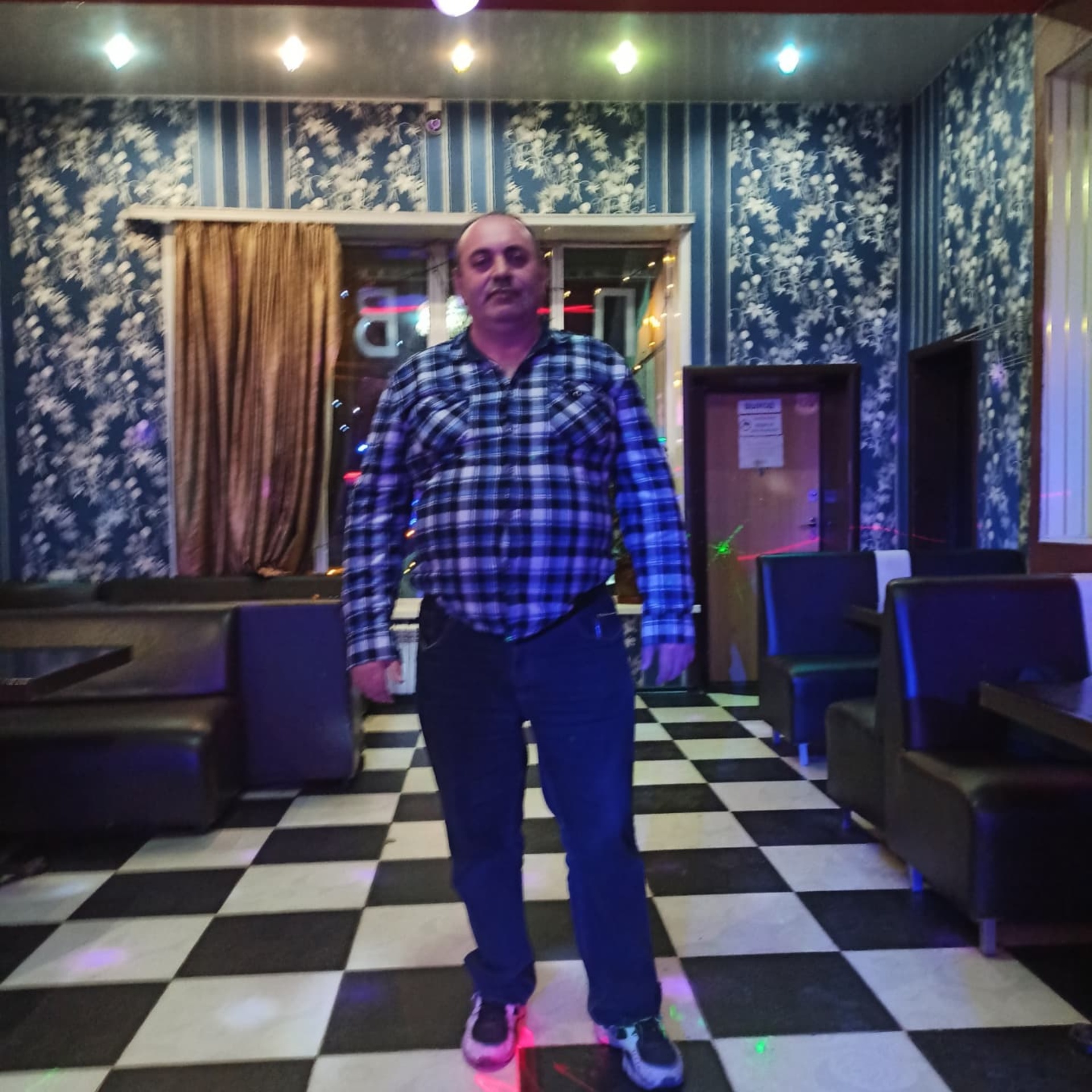 Қыздар порно видеода сахнада мастурбация жасайды