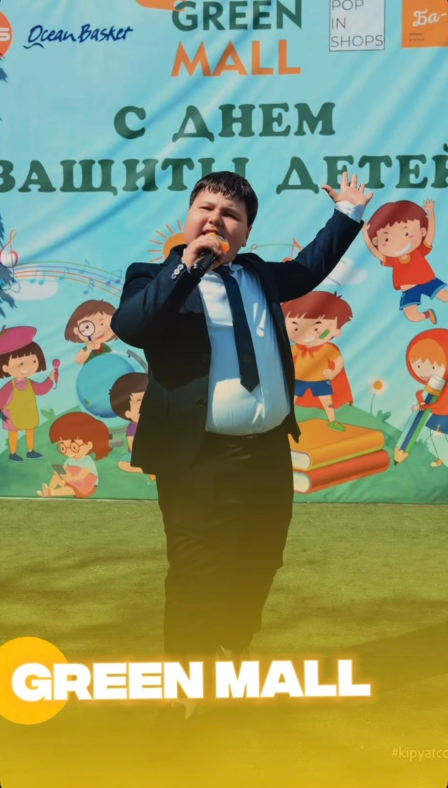 Жалаңаш қыз арқасын төмен салып тұр