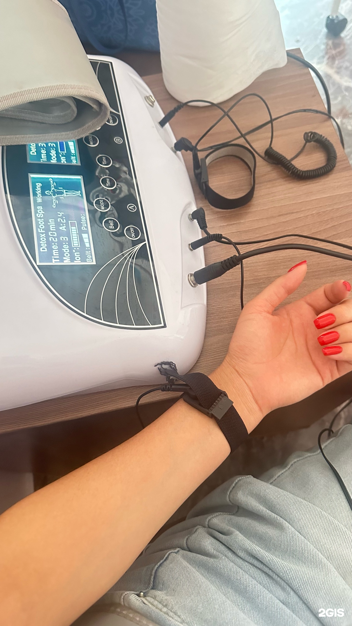 Кеудемді қыз массаж жасайды Кеудемді қыз массаж жасайды