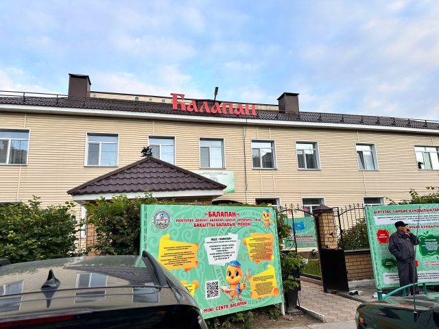 Үлкен араб әйелдерімен порно Төмендегі қыздардың сүйкімділігінің фотосуреттері