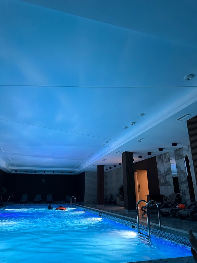 Бассейнде массаж жасадым Бассейнде массаж жасадым